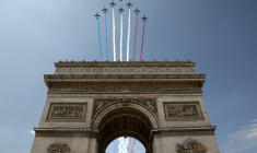 La Patrouille de France (PAF pour Patrouille acrobatique de France) survole l'Arc de Triomphe, à Paris, le 9 juillet 2025, lors d'une répétition du défilé annuel du 14 juillet ( AFP / ALAIN JOCARD )