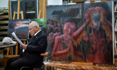 Masaki Hironaka, un survivant de la bombe atomique, assis parmi des peintures réalisées par des élèves pour préserver les témoignages des survivants, le 29 mai 2025 à Hiroshima  ( AFP / Richard A. Brooks )
