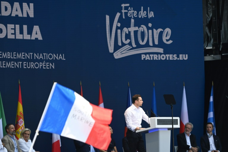 Le président du RN, Jordan Bardella (d), lors d'une réunion du groupe Patriotes pour l'Europe au Parlement européen, réunissant des dirigeants européens d'extrême droite, à Mormant-sur-Vernisson, le 9 juin 2025 dans le Loiret ( AFP / JEAN-FRANCOIS MONIER )