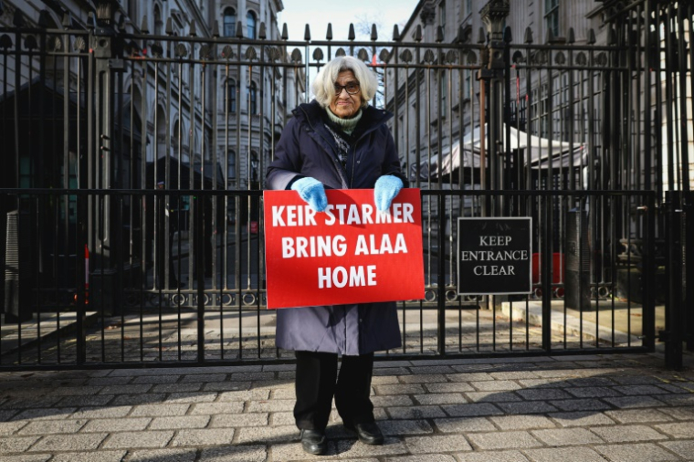 Laila Soueif, la mère du militant Alaa Abdel Fattah, devant Downing Street, le 2 février 2025 ( AFP / Adrian DENNIS )