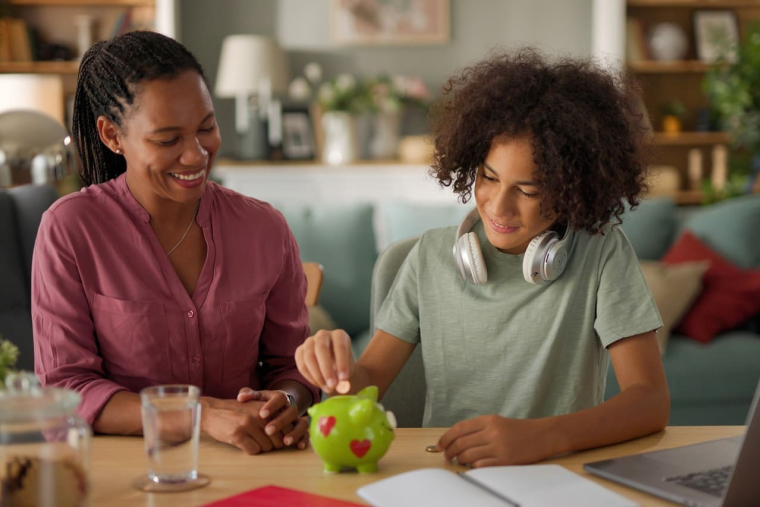 (Crédits photo : Adobe Stock - Mère de famille initiant son adolescent aux sujets bancaires et financiers)