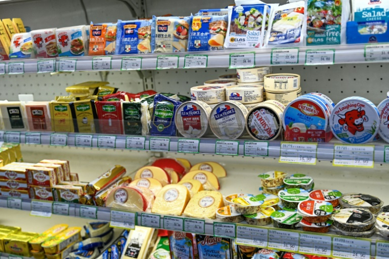 Des produits laitiers dans un supermarché de Pékin, le 21 août 2024 ( AFP / Pedro PARDO )