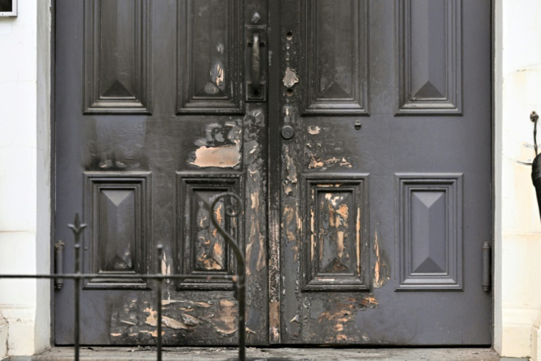 La porte d'entrée d'une synagogue de Melbourne partiellement incendiée, le 6 juillet 2025 ( AFP / William WEST )