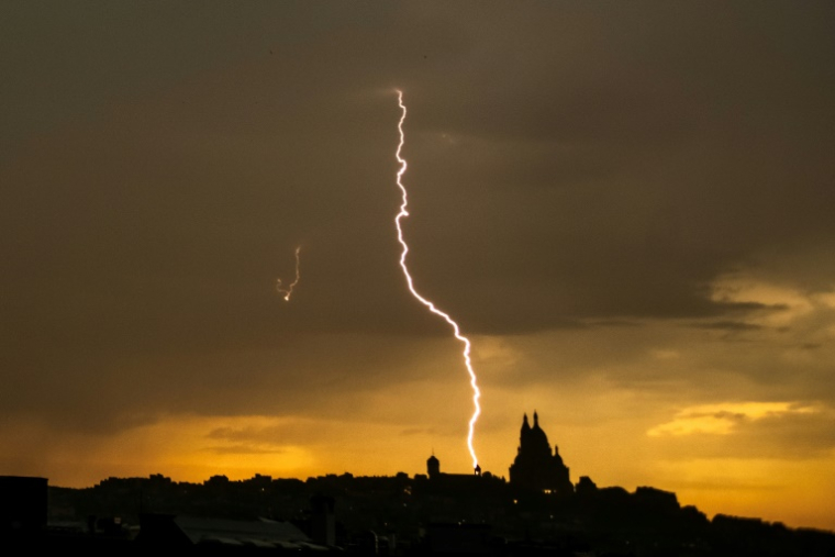 Un éclair près de la Basilique du Sacré-Cœur de Montmartre, Paris le 25 juin 2025. ( AFP / Olivier MORIN )