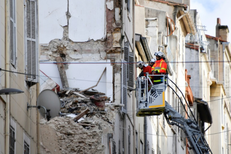 Des pompiers inspectent un bâtiment rue d'Aubagne, à Marseille, le 8 novembre 2018 ( AFP / GERARD JULIEN )