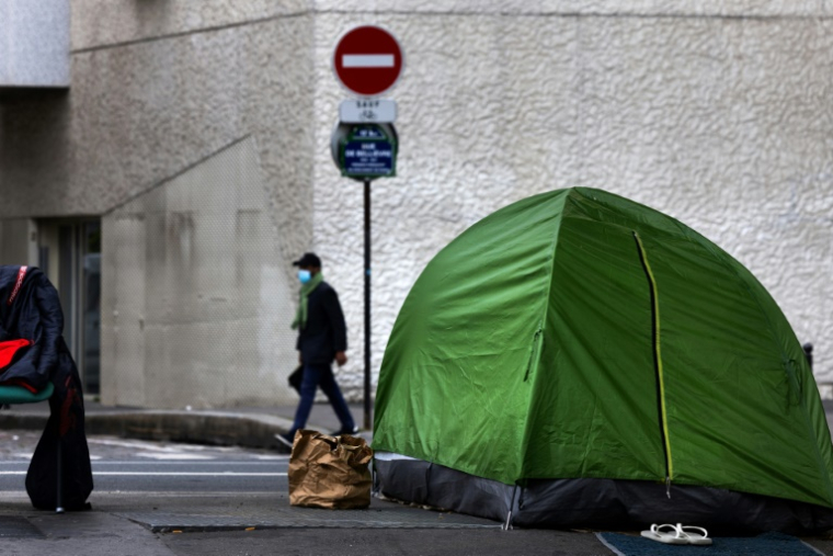 Du jamais vu depuis au moins trente ans: le taux de pauvreté a battu un record en 2023 en France métropolitaine où les inégalités se creusent selon l'Insee ( AFP / JOEL SAGET )