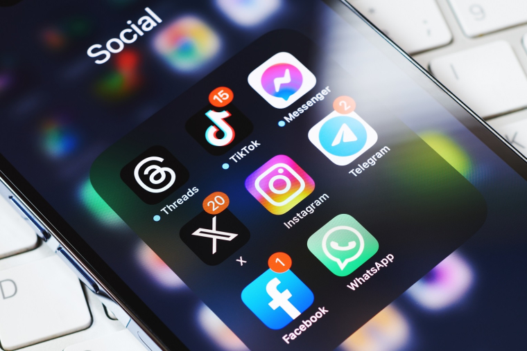 Les plateformes jouent sur deux tableaux : la durée d'exposition, en maintenant les utilisateurs sur la plateforme mais aussi le choc en les encourageant à réagir et à faire réagir par des contenus surprenants. (crédit : Adobe Stock)