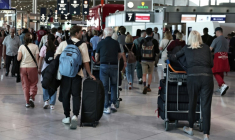 Des passagers à l'aéroport d'Orly, à Paris, le 3 juillet 2025 ( AFP / Thibaud MORITZ )