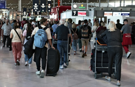 Des passagers à l'aéroport d'Orly, à Paris, le 3 juillet 2025 ( AFP / Thibaud MORITZ )