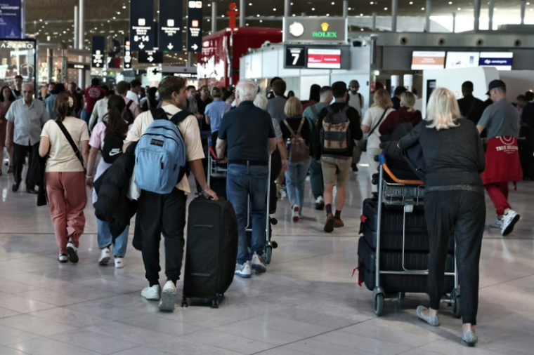 Des passagers à l'aéroport d'Orly, à Paris, le 3 juillet 2025 ( AFP / Thibaud MORITZ )