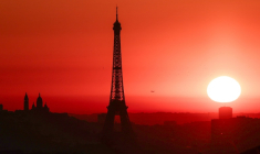 Le soleil se lève à Paris, le 1er juillet 2025 ( AFP / Thibaud MORITZ )