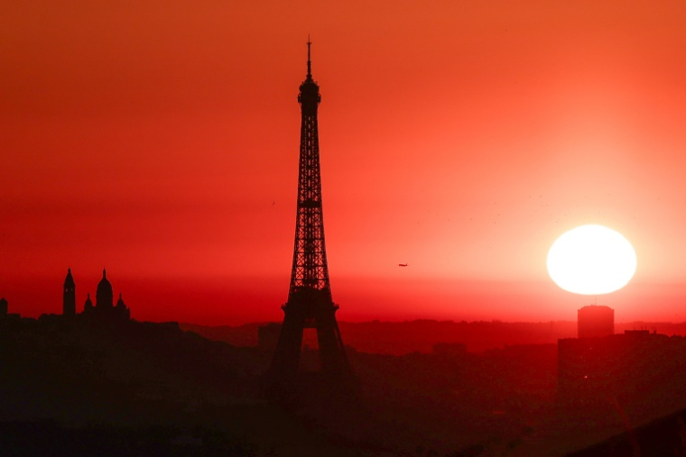 Le soleil se lève à Paris, le 1er juillet 2025 ( AFP / Thibaud MORITZ )