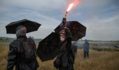 Un manifestant tient une fusée éclairante lors d'un rassemblement contre le projet d'autoroute A69, à Morens-Scopont, dans le sud de la France, le 5 juillet 2025 ( AFP / Ed JONES )