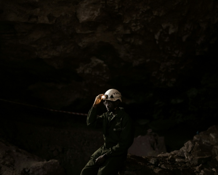 Le géologue sud-africain Tebogo Makhubela dans la grotte de Rising Star en Afrique du Sud le 26 juin 2024 ( AFP / MARCO LONGARI )