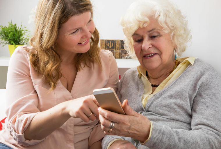 Toute personne dépendante d’au moins 60 ans peut demander à bénéficier de l’APA ( crédit photo : Kaspars Grinvalds/Shutterstock / Kaspars Grinvalds )