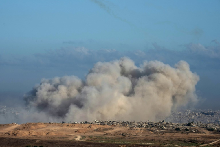 Une photo prise depuis le sud d'Israël montre de la fumée s'élevant lors d'une frappe israélienne sur la bande de Gaza, le le 6 juillet 2025 ( AFP / Maya Levin )