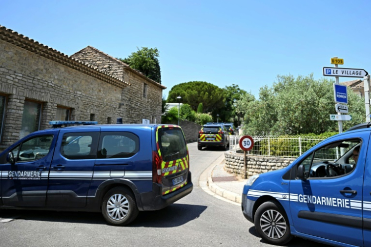 Des gendarmes sécurisent les lieux d'une fusillade mortelle lors d'une fête de mariage à Goult, dans le Vaucluse, le 22 juin 2025 ( AFP / Gabriel BOUYS )