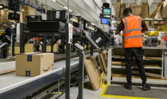 Un employé d'Amazon prépare une commande au centre de distribution d'Augny, près de Metz, le 29 août 2024 ( AFP / JEAN-CHRISTOPHE VERHAEGEN )