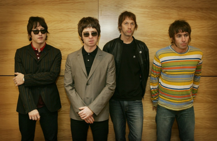 De gauche à droite, Gem Archer, Noel Gallagher, Andy Bell et Liam Gallagher, membres d'Oasis, lors d'un photocall à Hong Kong, le 25 février 2006 ( AFP / MIKE CLARKE )