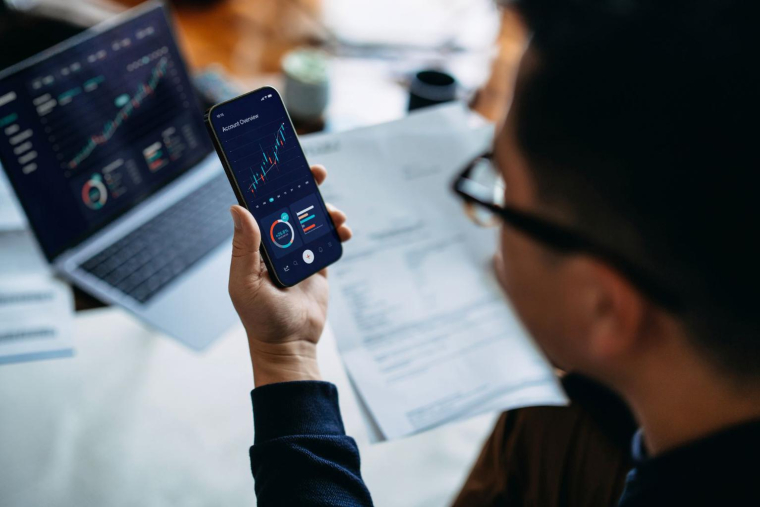 En 2025, l’intelligence artificielle, la cybersécurité et les technologies vertes devraient connaître une forte croissance, soutenue par une demande mondiale, offrant des opportunités d’investissement intéressantes.