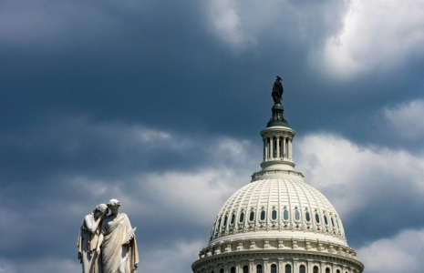 Le Monument de la paix devant le dôme du Capitole de Washington, le 29 juin 2025 ( AFP / Jim WATSON )