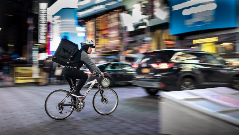 Depuis plusieurs jours, Carrefour et Casino livrent des courses via Uber Eats (Crédits photo : Unsplash - Brett Jordan )