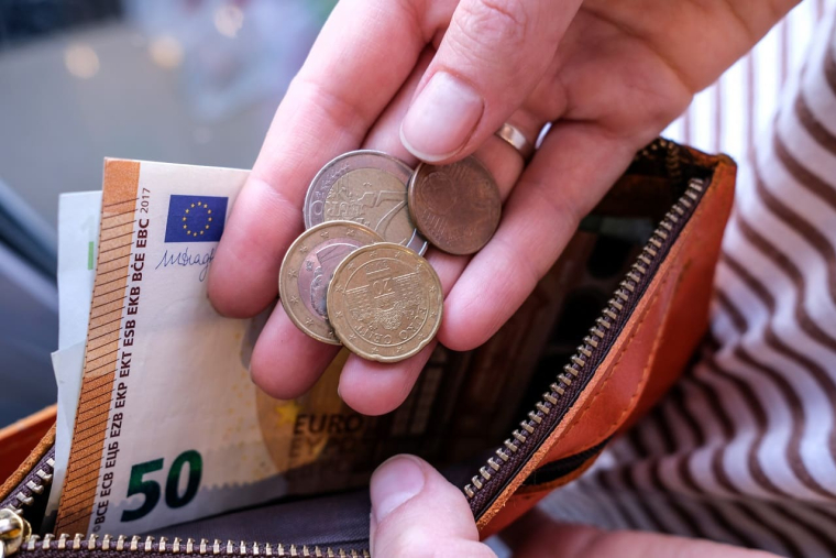 (Crédits photo : Adobe Stock - Porte-monnaie avec pièces et billets en euros)