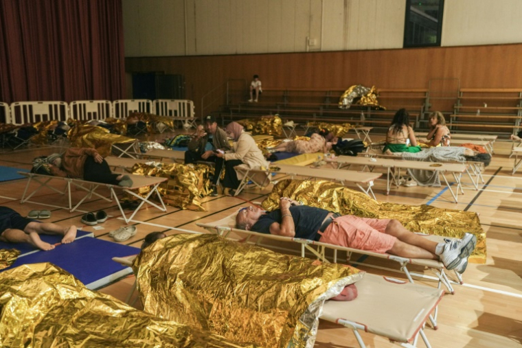 Les résidents évacués dorment dans un gymnase au deuxième jour de l'incendie de forêt à Prat de Cest, près de la ville de Narbonne, dans le sud-ouest de la France, le 8 juillet 2025 ( AFP / IDRISS BIGOU-GILLES )