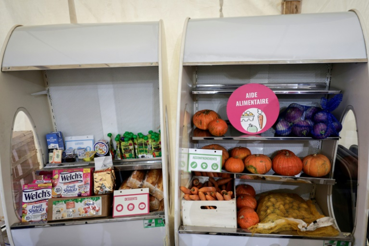 Un stand de distribution alimentaire des Restos du Coeur à Gennevilliers, au nord de Paris, le 19 novembre 2024 ( AFP / STEPHANE DE SAKUTIN )