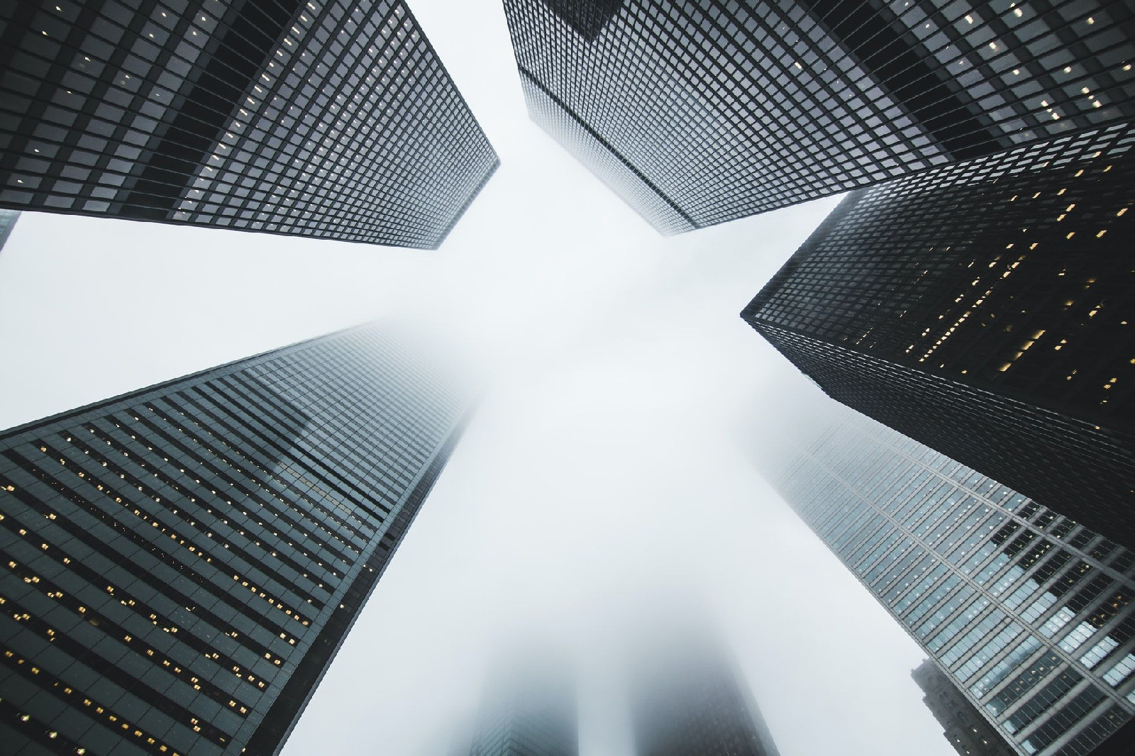 La théorie du ruissellement du stipule en effet qu'en favorisant l'enrichissement des bénéficiaires des revenus et patrimoines les plus élevés, on tend à en faire profiter toutes les strates de la société. (Crédits photo : Unsplash - Matthew Henry)