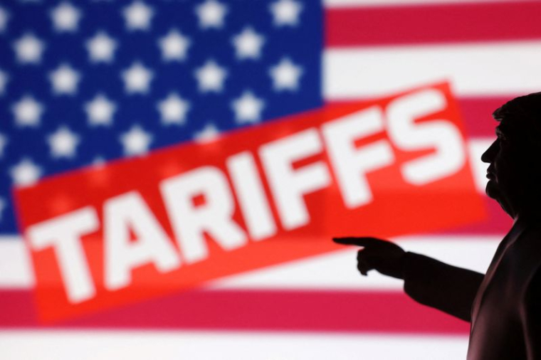 Une illustration montre une maquette miniature imprimée en 3D représentant le président des États-Unis Donald Trump avec le drapeau américain et le mot "Tariffs" (Droits de douane)
