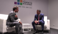 Rencontre entre Macron et Sanchez à une conférence sur le financement du développement