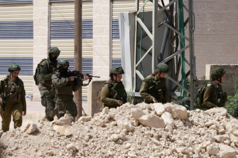 Des soldats israéliens dans la camp de réfugiés de Tulkarem, en Cisjordanie occupée, où l'armée procède à des démolitions, le 26 juin 2025 ( AFP / Jaafar ASHTIYEH )
