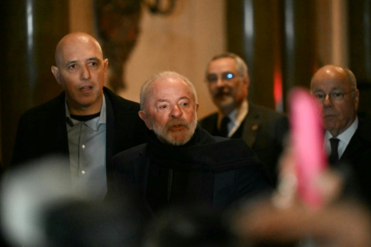 Le président brésilien Luiz Inacio Lula da Silva (C) arrive à l'ambassade du Brésil à Buenos Aires le 2 juillet 2025, à la veille du 66e sommet du Mercosur ( AFP / Luis ROBAYO )