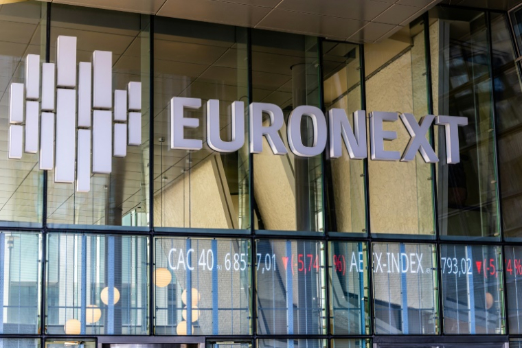 Le secteur du luxe reprend de la hauteur mardi 1er juillet 2025 à la Bourse de Paris, bénéficiant de révision à la hausse de recommandations d'analyste sur le géant LVMH ( AFP / XAVIER GALIANA )