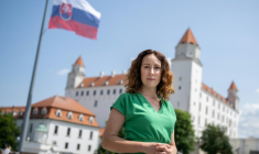 Gabriela Kajtarova, ex-journaliste politique de la chaîne Markiza, pose devant le Parlement slovaque, le 11 juin 2025 à Bratislava ( AFP / Joe Klamar )