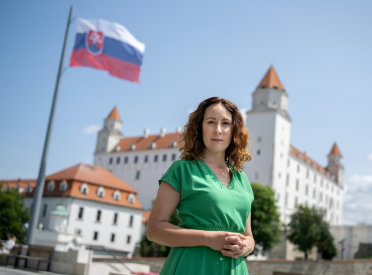 Gabriela Kajtarova, ex-journaliste politique de la chaîne Markiza, pose devant le Parlement slovaque, le 11 juin 2025 à Bratislava ( AFP / Joe Klamar )