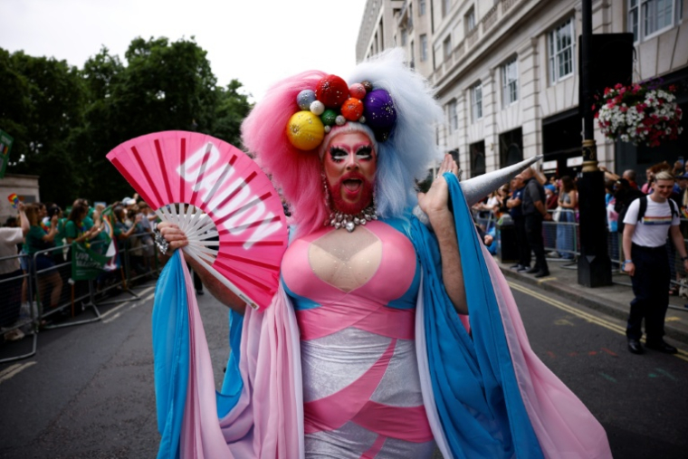 Une drag queen défile aux couleurs de la communauté trans à la Pride de Londres le 5 juillet 2025 ( AFP / BENJAMIN CREMEL )