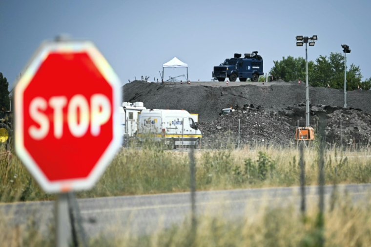 es gendarmes surveillent une portion de A69, à proximité d'une réunion de militants opposés à la contstruction de cette autoroute devant relier Toulouse et Castres, le 4 juillet 2025 à Maurens-Scopont (Tarn) ( AFP / Matthieu RONDEL )