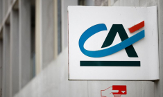Un logo Crédit Agricole est visible à l'extérieur d'une agence bancaire à Nantes