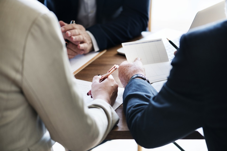 L'année 2020 avait connu une forte baisse dans ce domaine, la pandémie de Covid-19 compliquant l'organisation des réunions. (illustration) (Pixabay / rawpixel)