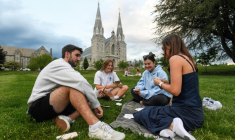 Des étudiants jouent aux cartes sur le campus de l'université Villanova, en Pennsylvanie, aux Etats-Unis, le 8 mai 2025 ( AFP / Matthew Hatcher )