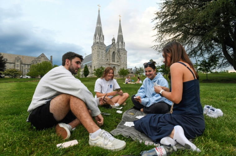 Des étudiants jouent aux cartes sur le campus de l'université Villanova, en Pennsylvanie, aux Etats-Unis, le 8 mai 2025 ( AFP / Matthew Hatcher )