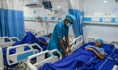 Des personnes blessées dans l'explosion de Sigachi Industries, au lendemain d'une explosion à Sangareddy, à proximité d'Hyderabad, dans l'État indien du Telangana (sud), le 1er juillet 2025 ( AFP / Noah SEELAM )