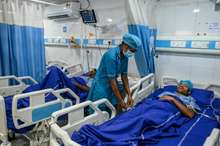 Des personnes blessées dans l'explosion de Sigachi Industries, au lendemain d'une explosion à Sangareddy, à proximité d'Hyderabad, dans l'État indien du Telangana (sud), le 1er juillet 2025 ( AFP / Noah SEELAM )