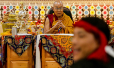 Le Dalaï Lama pendant une cérémonie de prières dans le principal temple tibétain de McLeod Ganj, en Inde, le 30 juin 2025 ( AFP / Sanjay BAID )