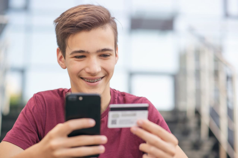 (Crédits photo : Adobe Stock - Carte bancaire spéciale adolescent sécurisée et simple)