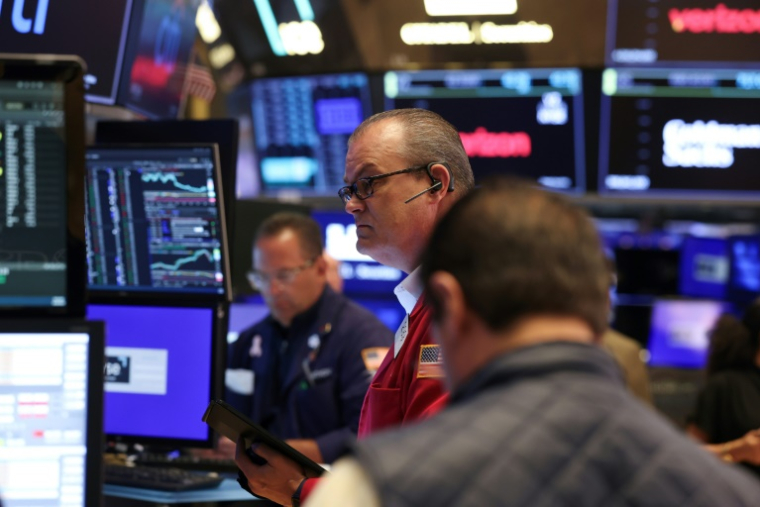 Des traders à la Bourse de New York le 30 juin 2025 ( AFP / TIMOTHY A. CLARY )
