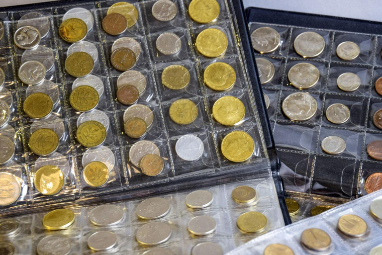 Pour revendre votre collection de pièces héritée (francs, écus, napoléons…) au meilleur prix, il est crucial de les faire expertiser. ( crédit photo : Shuttestock )
