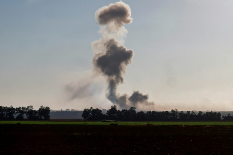 Bombardement sur la bande de Gaza, vu depuis Israël le 3 juillet 2025 ( AFP / Menahem KAHANA )